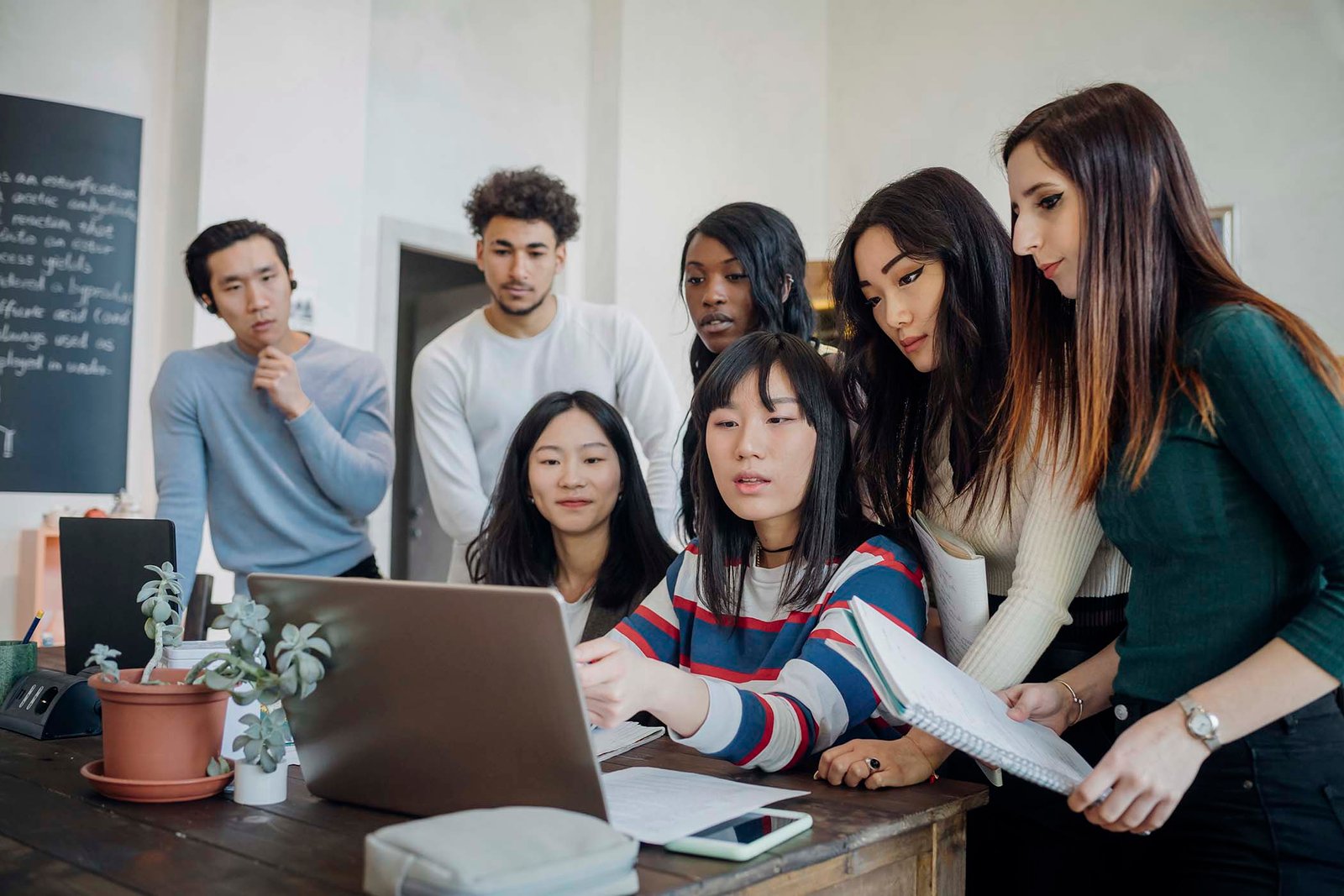 Group Of Young Businesswomen And Men Looking At La BH6WBSC